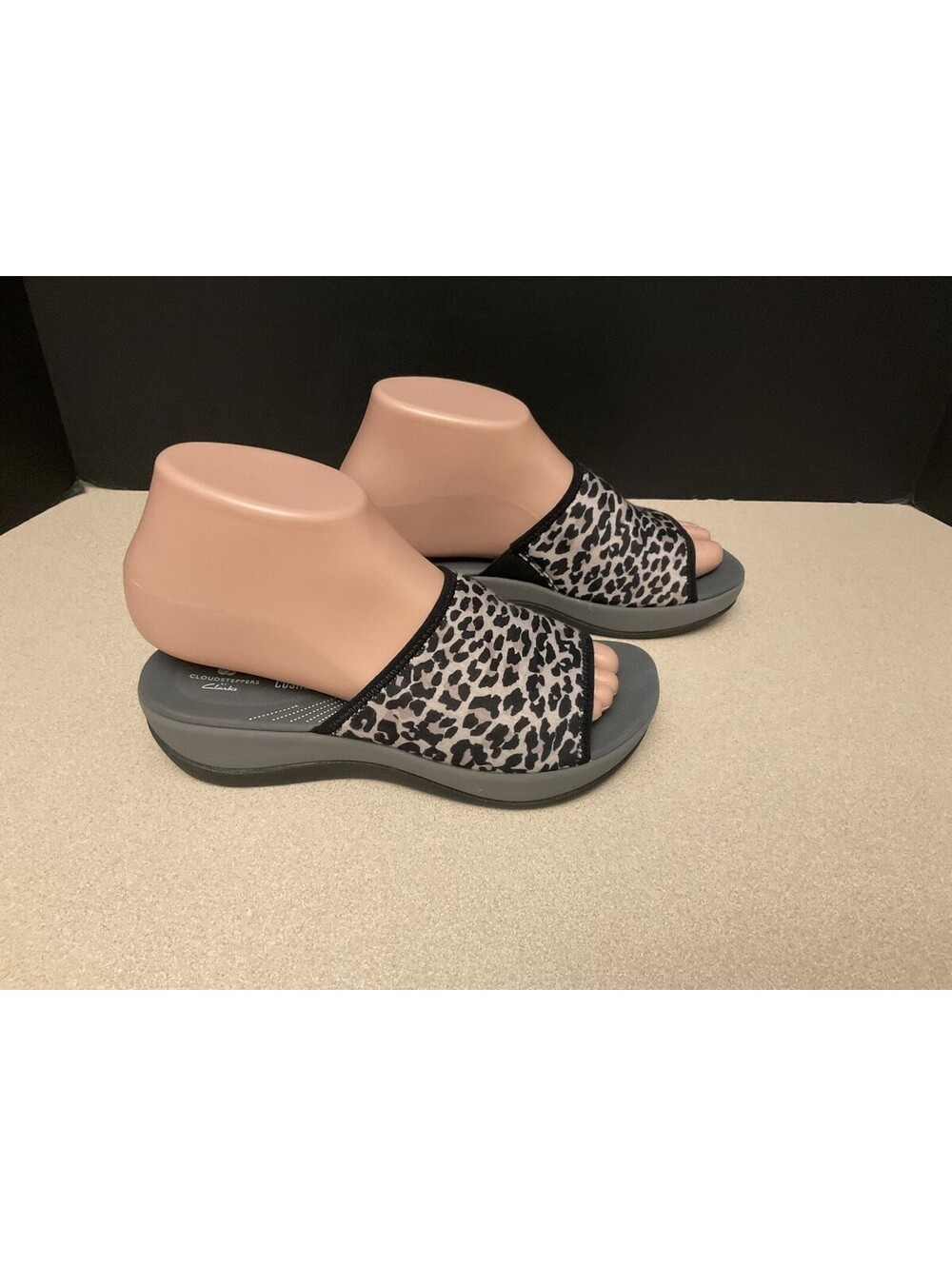 Womens Clarks Cloudsteppers Leopard Print Wedge Sandals. Size 6M. Nice Sandals!